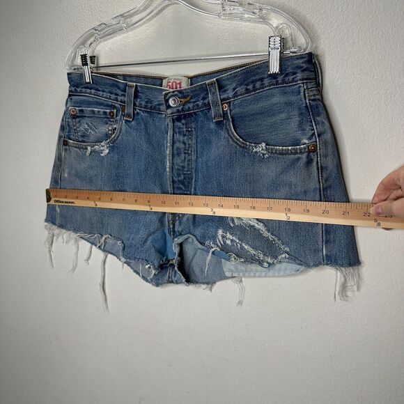 Levis 501 Medium Blue Wash Button Fly Distressed Raw Hem Shorts 34 - Picture 15 of 16